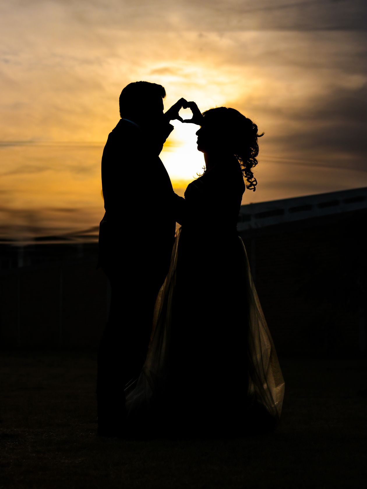 Couple romantique au coucher du soleil - avis Adopte un Mec