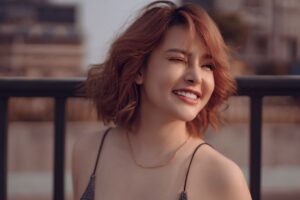 Jeune femme souriante et joyeuse au soleil - Tinder vs Plan ce Soir