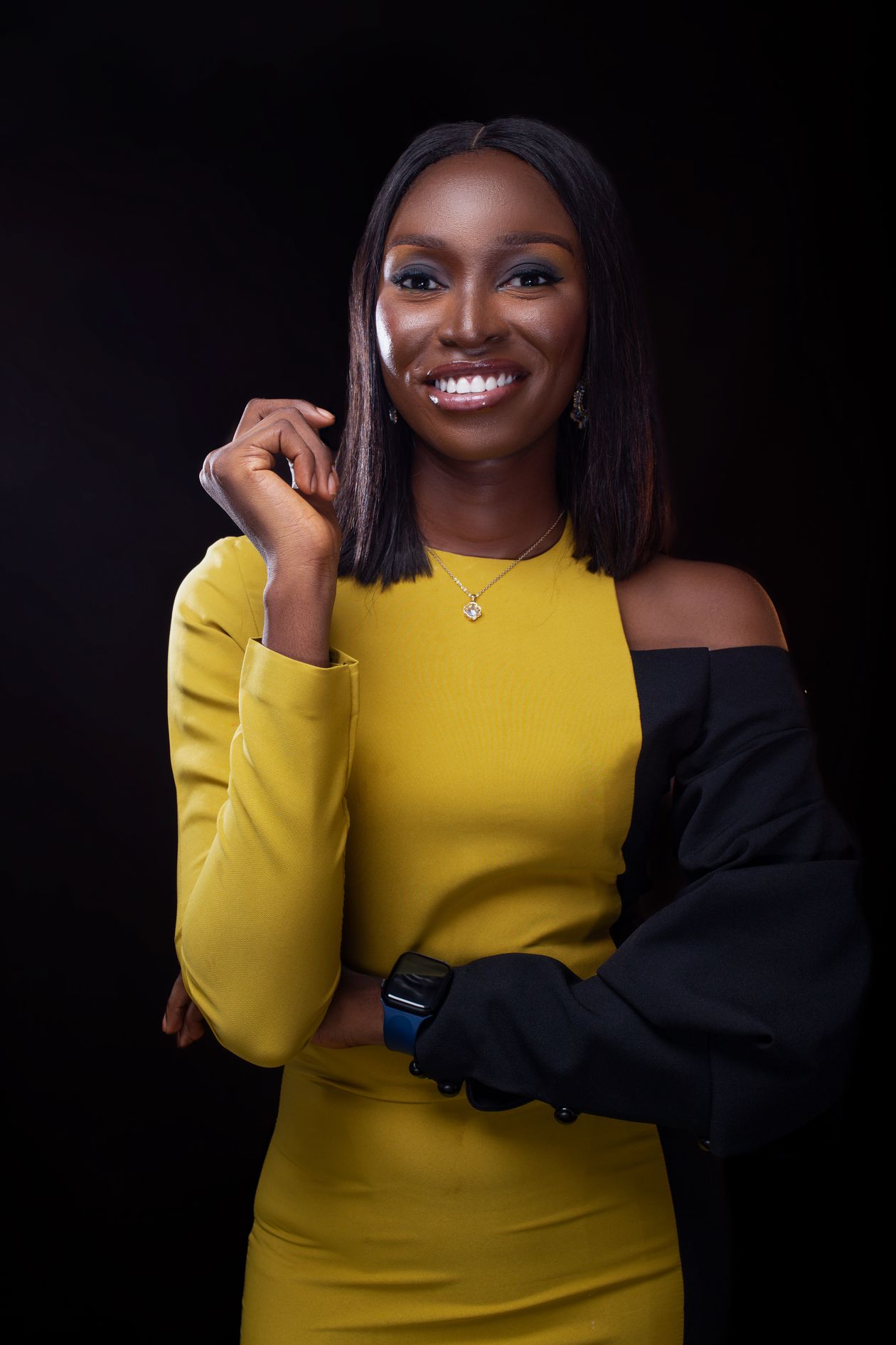 Femme élégante et confiante souriante - avis Wannonce